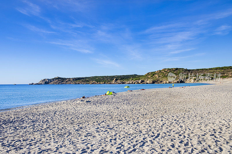 Spiaggia La Liccia是撒丁岛北部一个偏远而宽阔的海滩